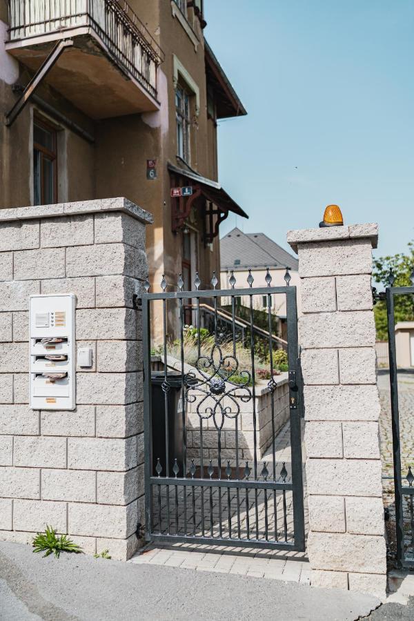 Executive 2-Bdrm Central Suite Usti nad Labem Exterior photo